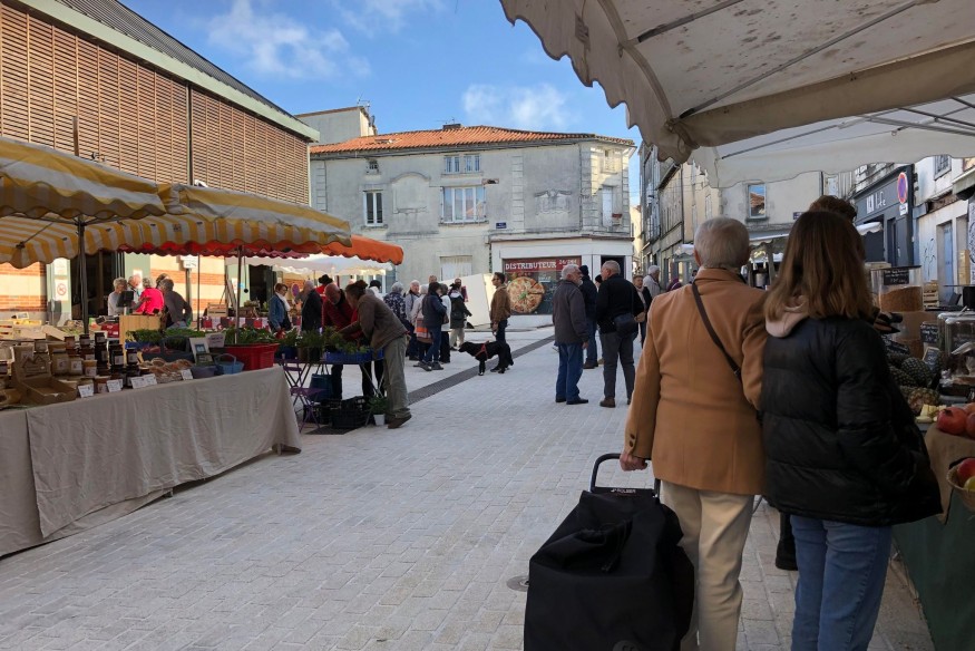 Ambiance à l'occasion de la réouverture des Halles de Parthenay.