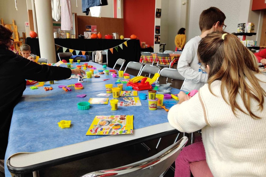 Pendant les vacances, c’est cuisine à la Ludothèque de Parthenay.