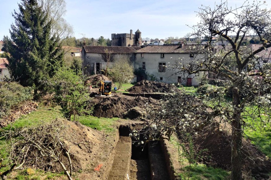 Dans le vieux Parthenay, un chantier archéologique avant une maison d’hôte