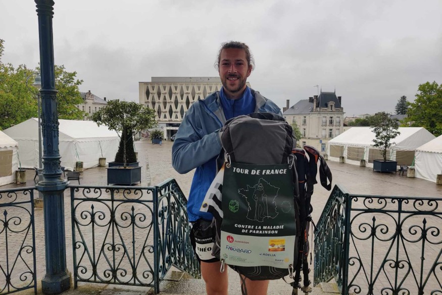 De passage en Gâtine, ce marcheur fait le tour de France pour sensibiliser à la maladie de Parkinson