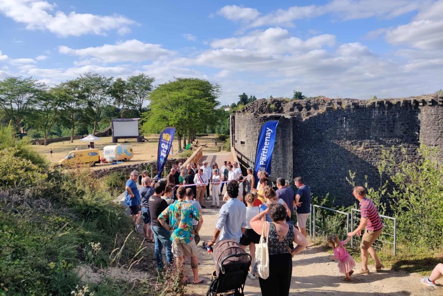 "C'est un symbole" : la passerelle du château de Parthenay officiellement inaugurée
