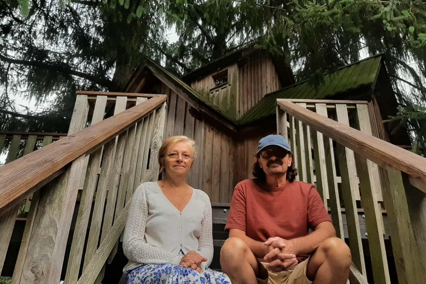 Beaulieu-sous-Parthenay. Visite de la cabane du Vallon d'Eole