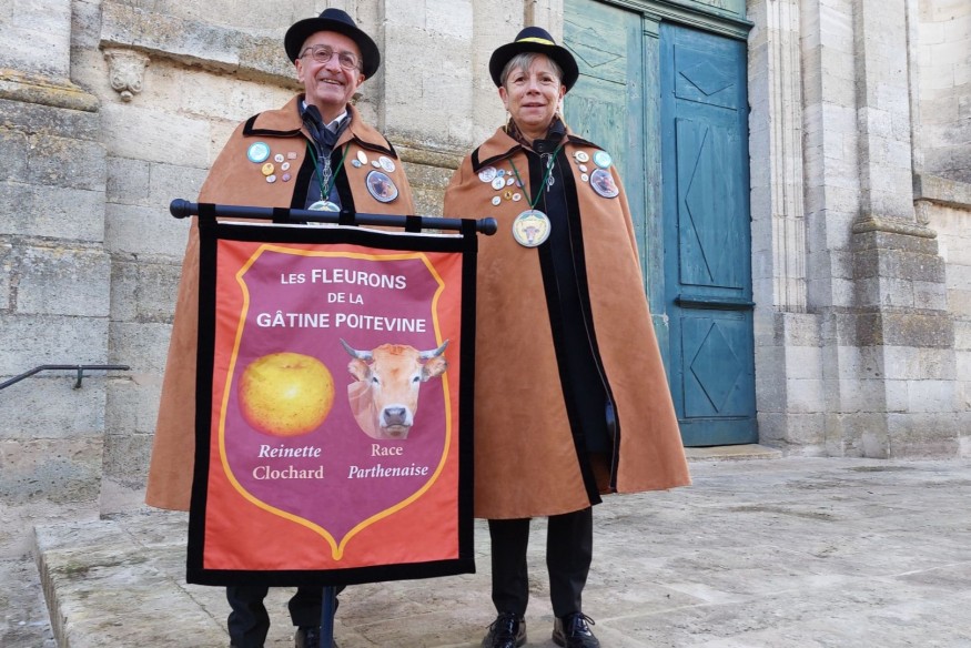 La Confrérie Gastronomique des Fleurons de la Gâtine Poitevine avec son grand maître Marie-Françoise Ménard