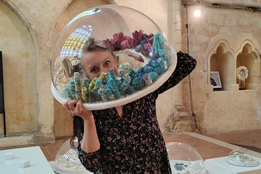 « La fast-fashion a un impact direct » : l'artiste qui expose à la chapelle des Cordeliers alerte sur les pollutions de l'eau liées à l'industrie textile