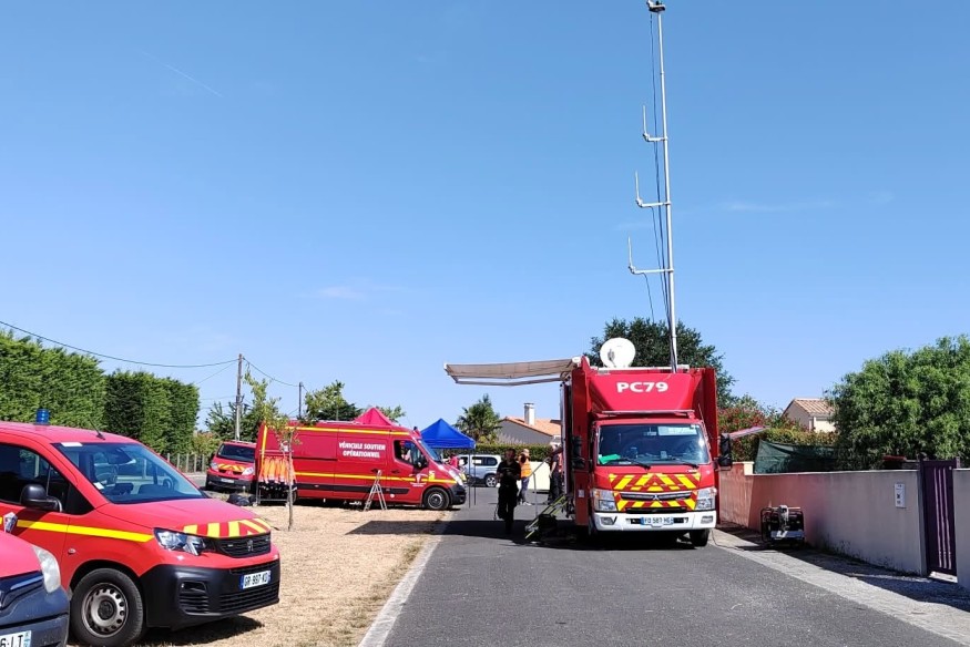 "On est là pour eux, comme eux ils ont été là pour nous" : élan de solidarité après l'incendie à la sortie de Parthenay